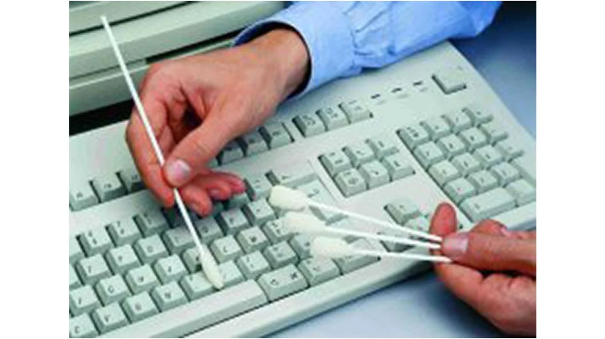 Vatová tyčinka s octanem – nejlevnější způsob, jak čistit špinavé drážky