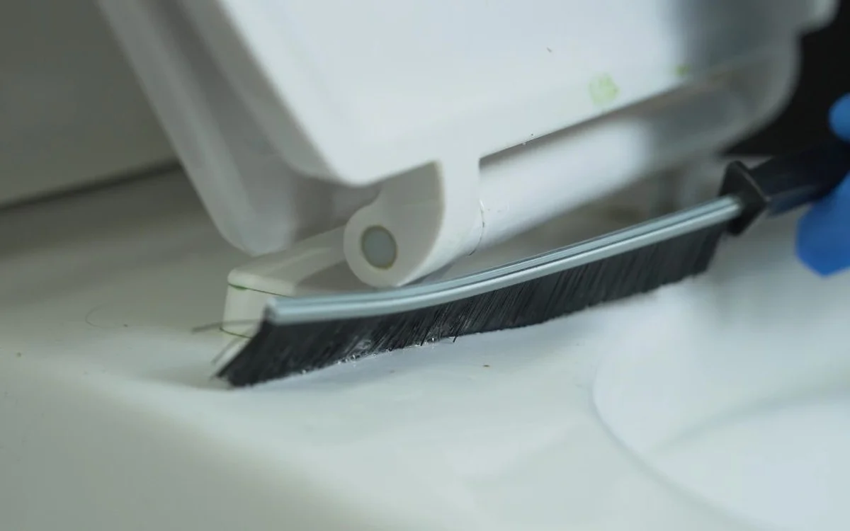 Vatová tyčinka s octanem – nejlevnější způsob, jak čistit špinavé drážky - image 2