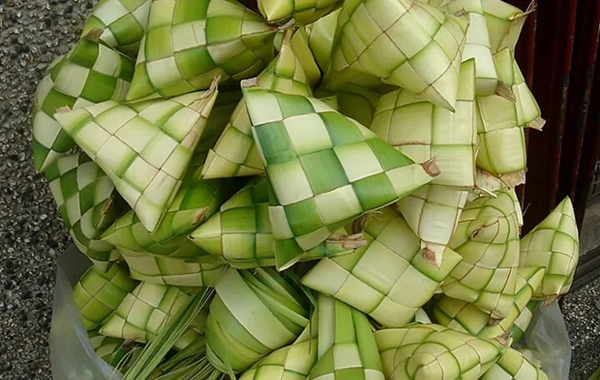 Závěsný sáček s rýží v letním bytě absorpuje vlhkost automaticky