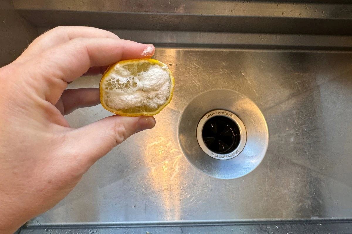 Citronová kůra do odpadu: přírodní trik na odstranění pachů - image 1