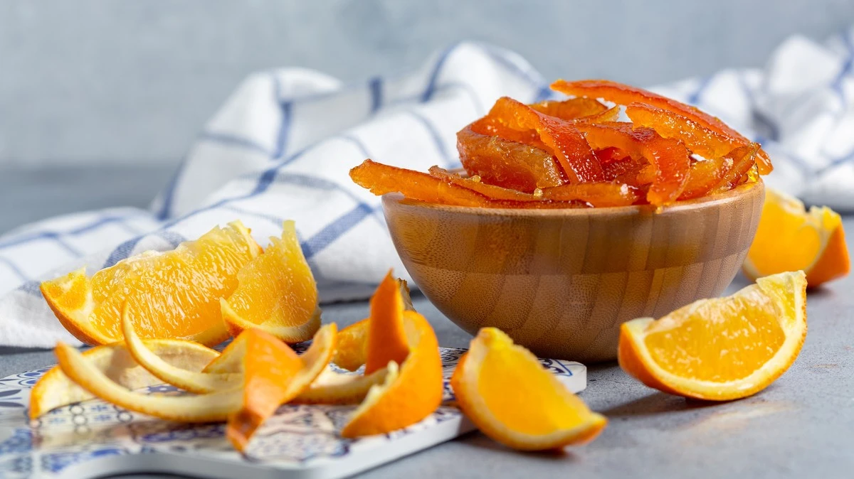 Citronová kůra v lednici pohlcuje pachy lépe než soda bikarbona