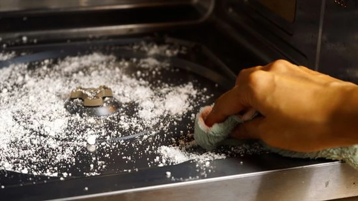 Jedlá soda v mikrovlnné troubě: čistota bez chemie za pár korun