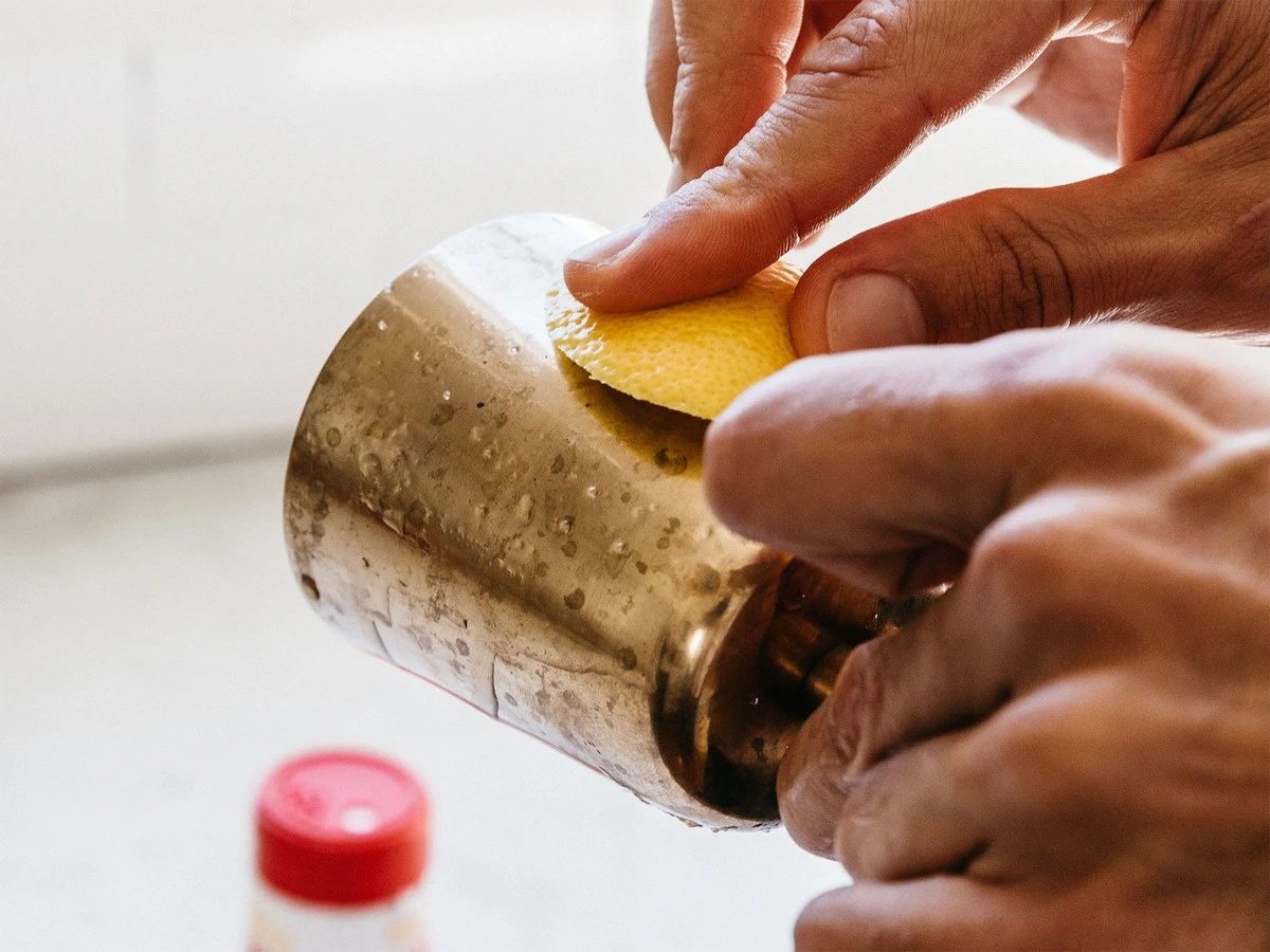 Ketchup na mosazné zdobení? Jak diamanty znovu zablýsknou