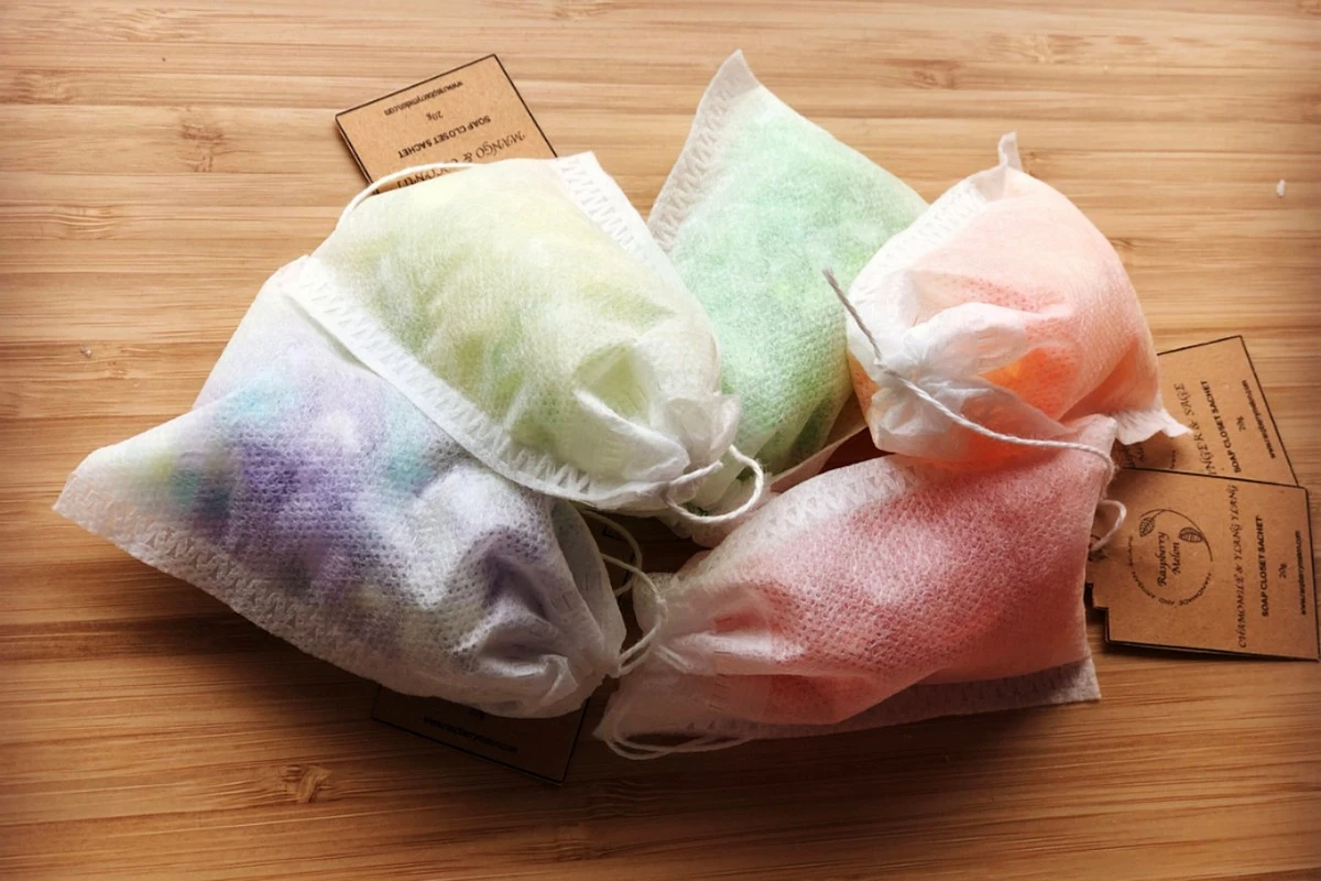 Kousky mýdla v šatníku: přírodní osvěžovač za pár korun