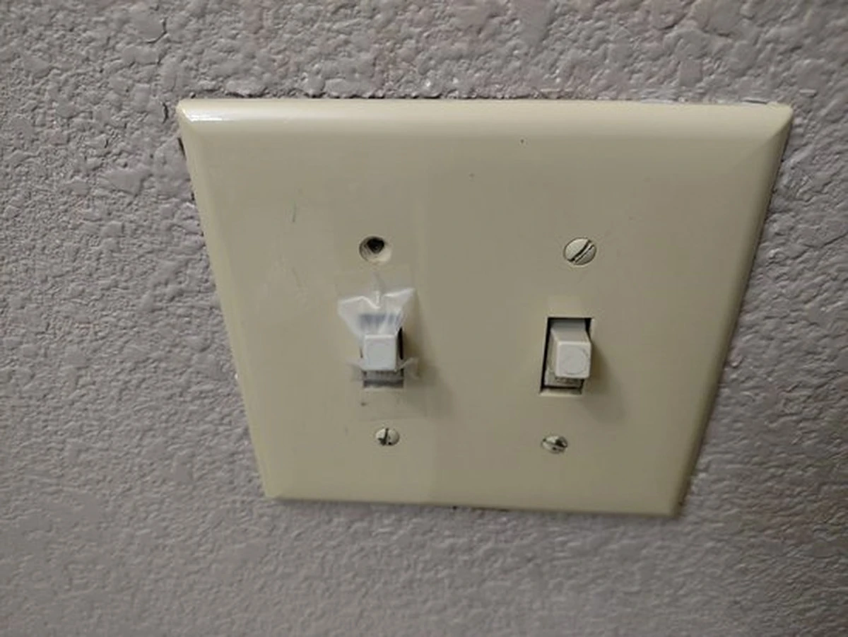 Lepicí páska na vypínačích? Trik, kterým si ušetříte za elektřinu čtvrtinu - image 1