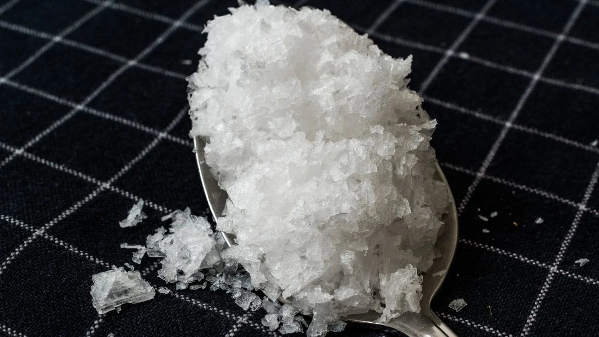 Obyčejná sůl v rohích pokoje vám vyřeší vlhkost přes noc - image 1