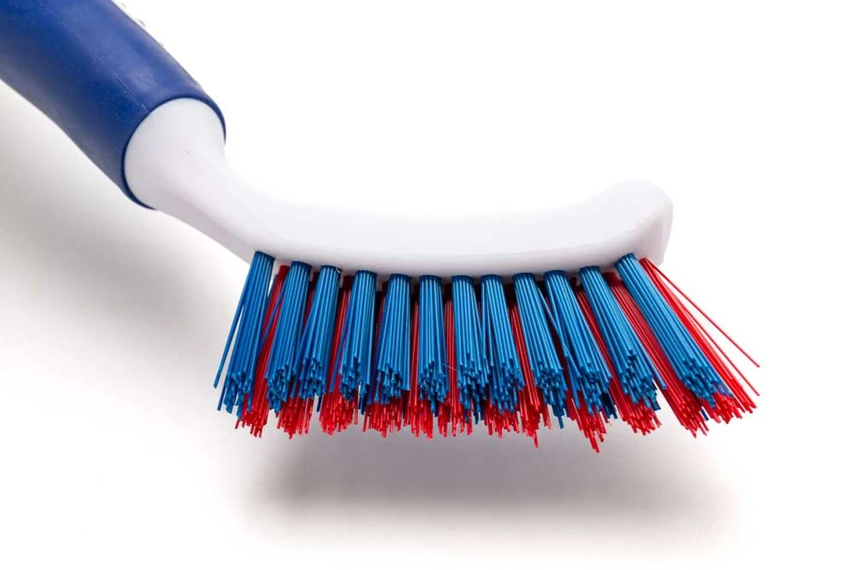 Obyčejný kartáček na zuby vás zachrání při čistění spár - image 1