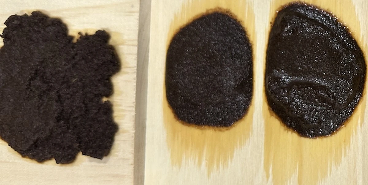 Použitá kávová sedlina na dřevěném nábytku vrací jeho původní lesk