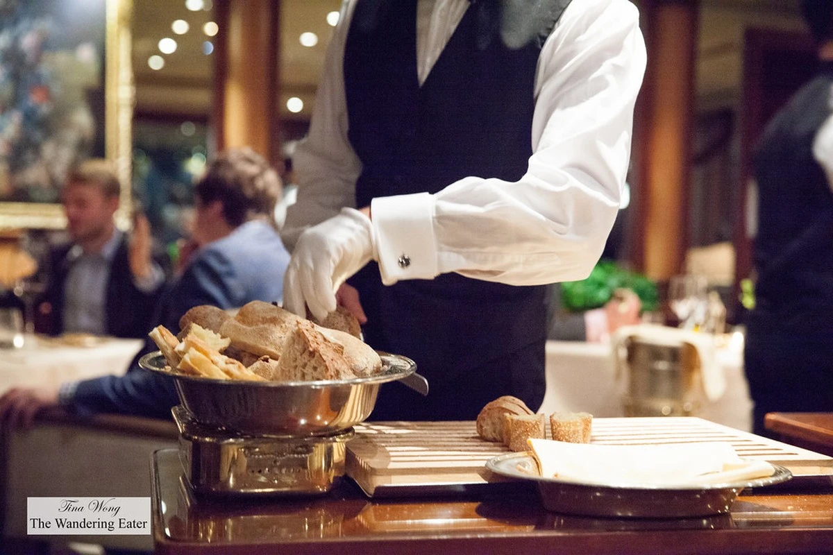 Proč číšníci vždy dávají máslo na chlebek před servírováním