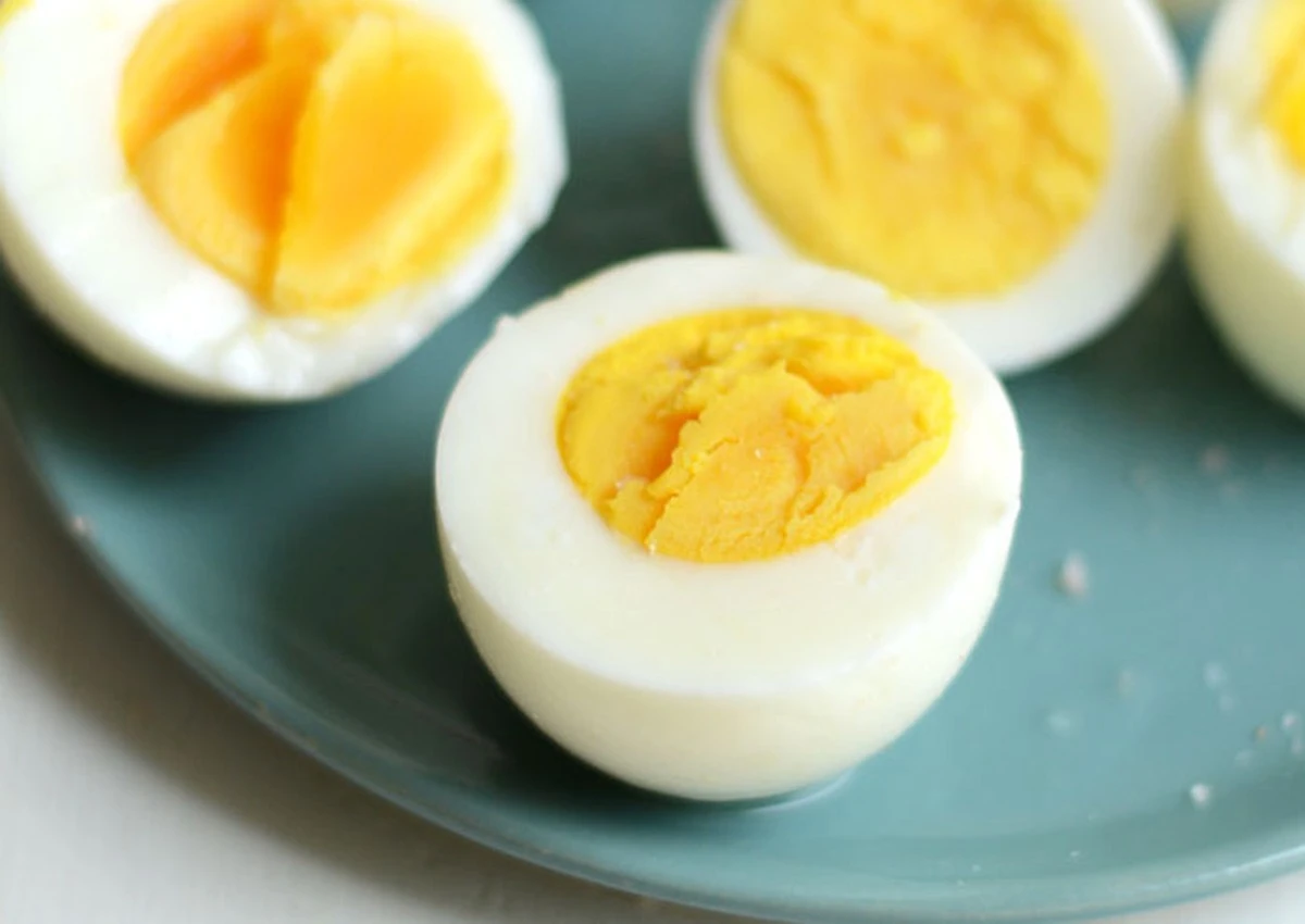 Proč kuchaři vždycky přidávají ocet do vařící vody na vejce