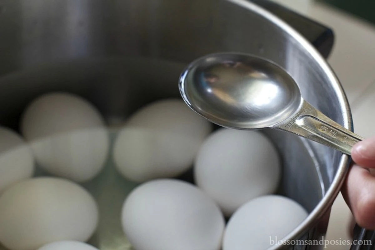 Proč kuchaři vždy přidávají do vody s vejci ocet - image 1