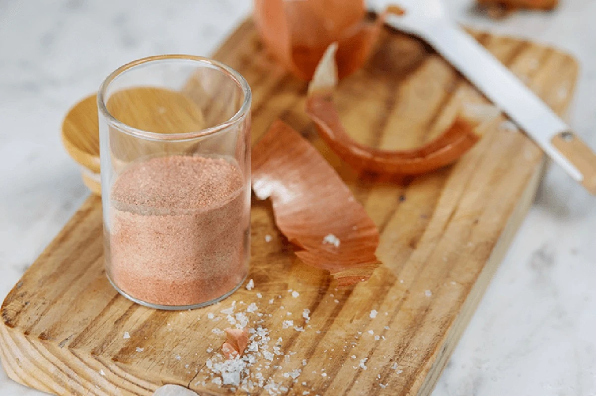 Směs soli a cibule proti plísním - starobylé řešení, které funguje lépe než chemie