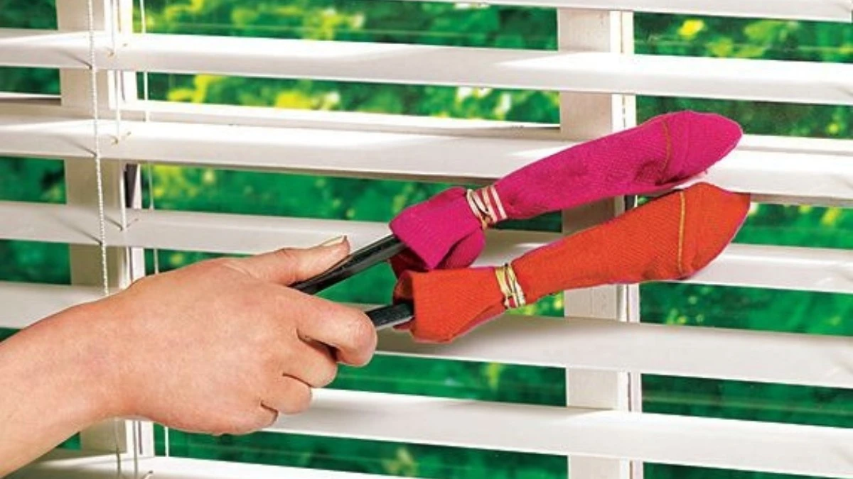 Staré ponožky jako dokonalé háčky na prach pod nábytkem - image 1