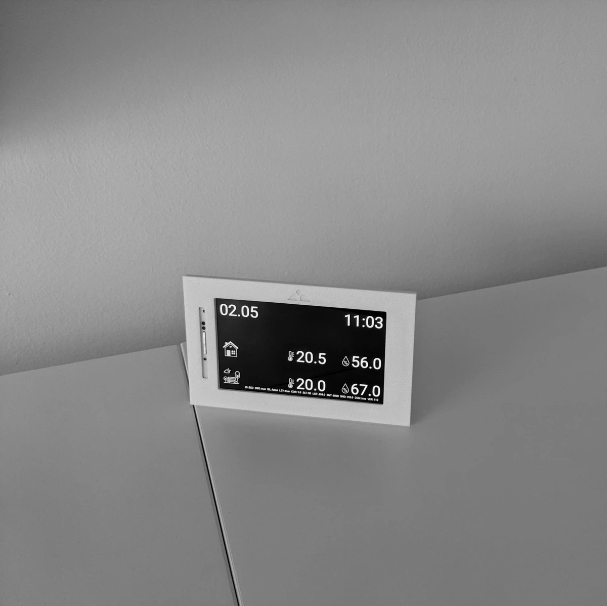 Starý mobilní telefon jako chytrý detektor vlhkosti v bytě