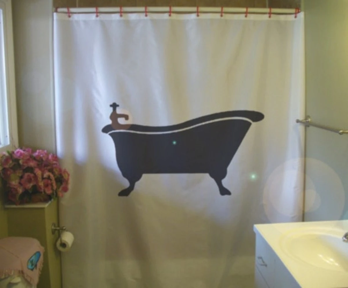 Starý sprchový záves jako ochrana před rozstřikem – geniální řešení na malý prostor