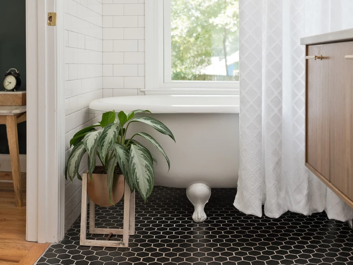 Starý sprchový záves jako ochrana před rozstřikem – geniální řešení na malý prostor - image 1