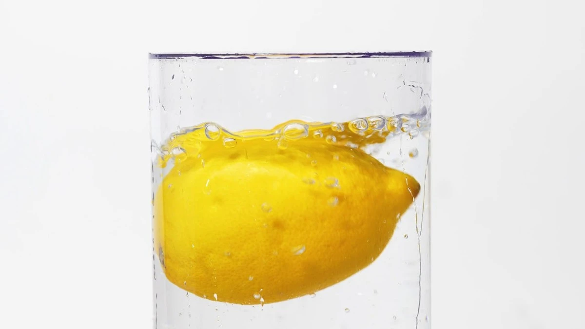 Citrónová šťáva v umyvadlovém sifonu: konec pachu bez chemie