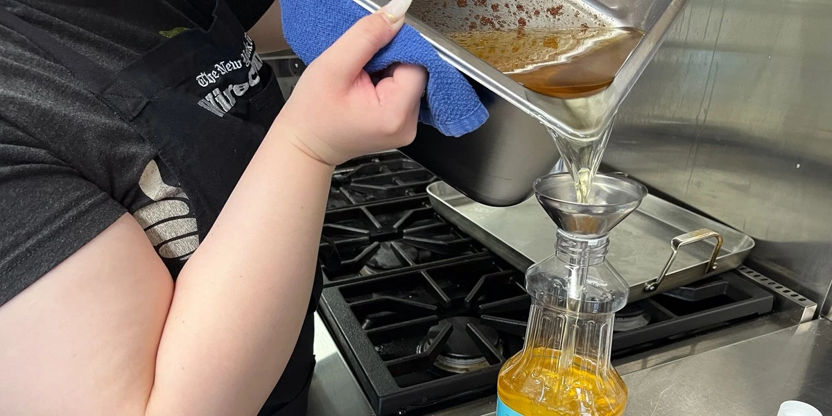 Instalatéři varují: nikdy nevylévejte tento olej do kanálu