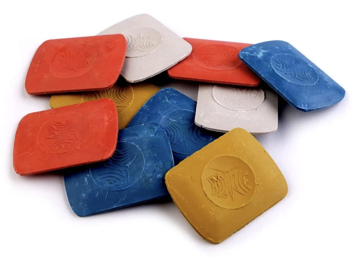 Křídová tužka v šatní skříni: proč ji tam dávají kadeřnice