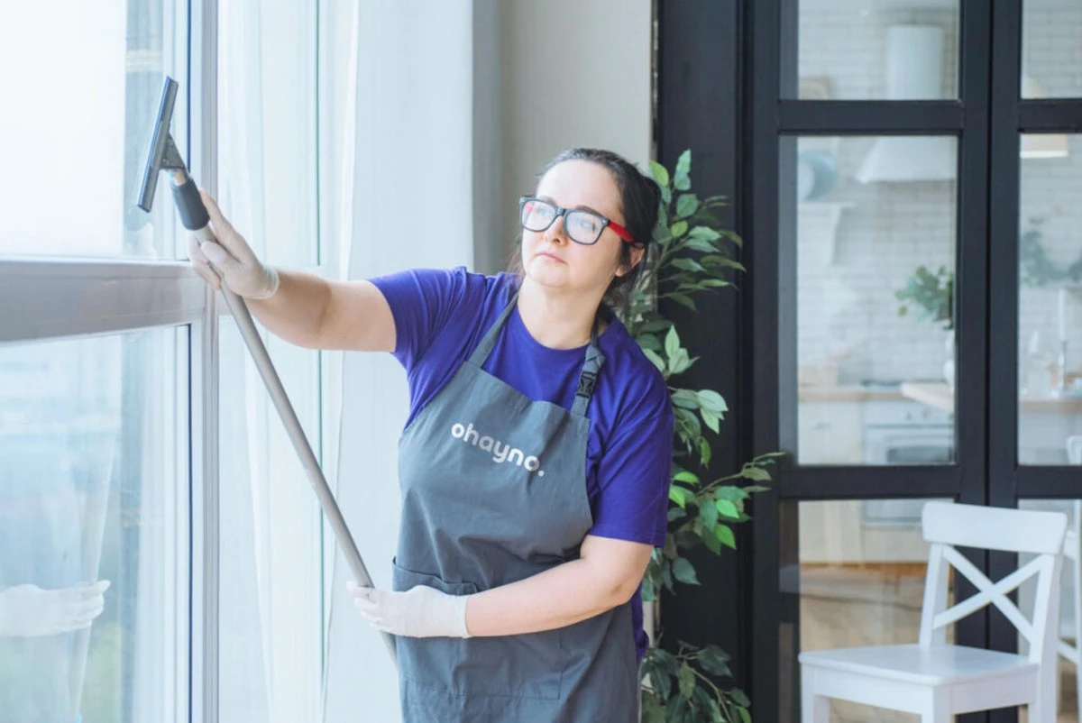 Kvasná voda na okna: Proč to dělá každý čistič v Praze