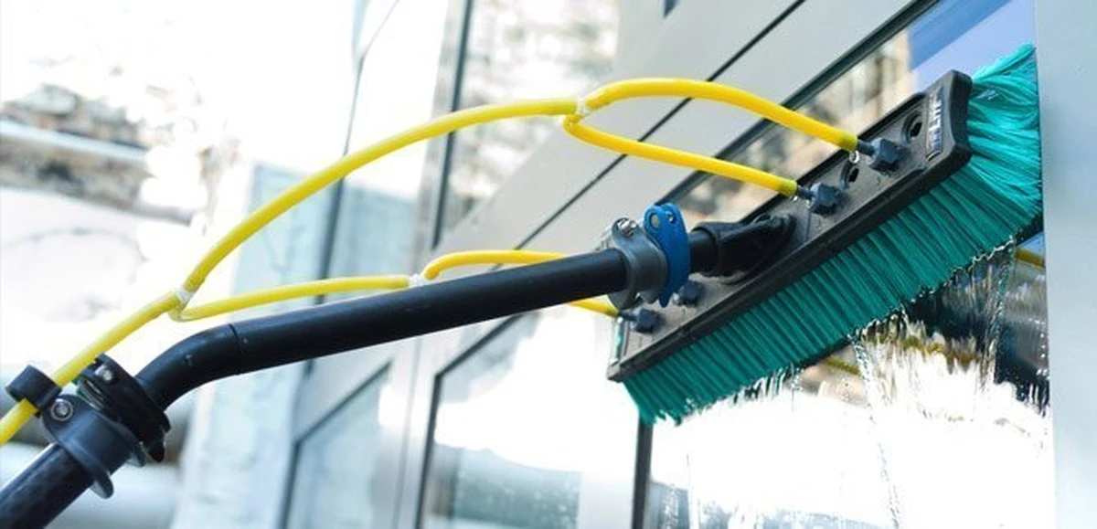 Kvasná voda na okna: Proč to dělá každý čistič v Praze - image 1