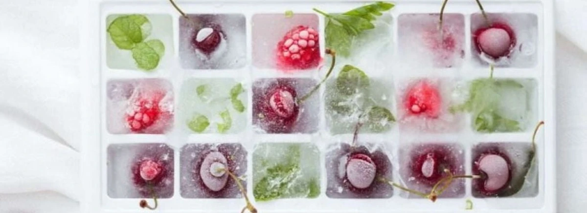 Ledová kostka v mikrovlnce: geniální trik na rozpuštění zbytků jídla - image 1