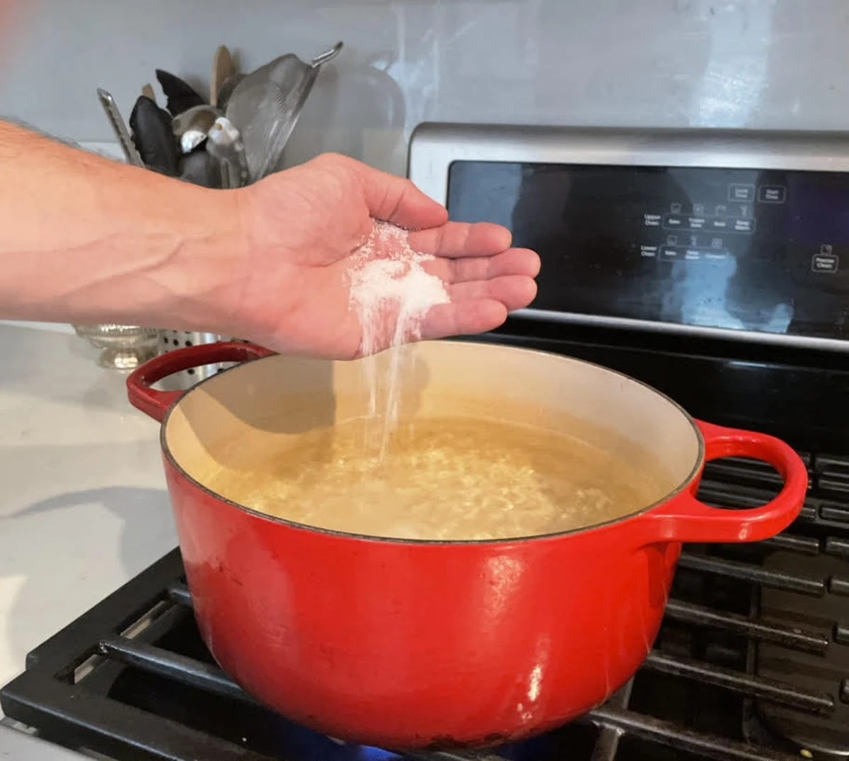 Proč číšníci vždycky přidají sůl do vody na těstoviny