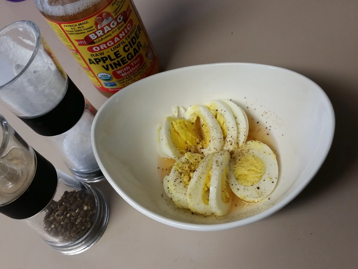 Proč kuchaři vždycky přidávají ocet do vřící vody s vejci