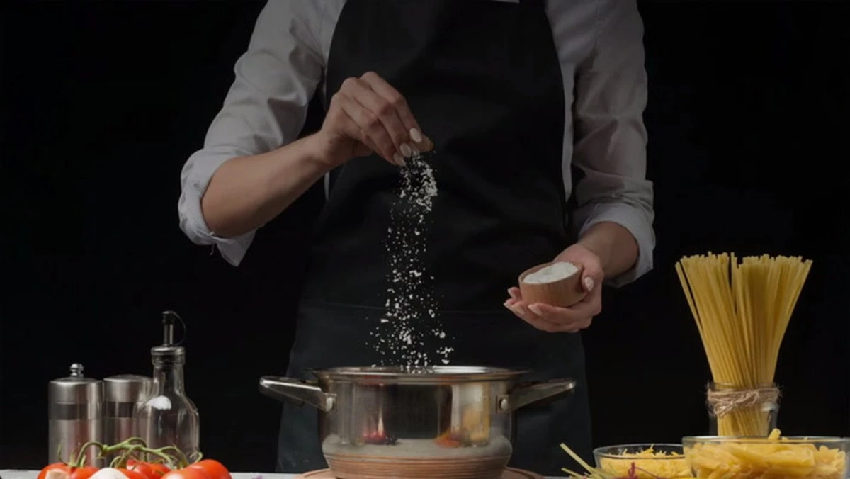 Proč kuchařky vždycky přidávají sůl do vody s nudlemi ještě než voda vře - image 1
