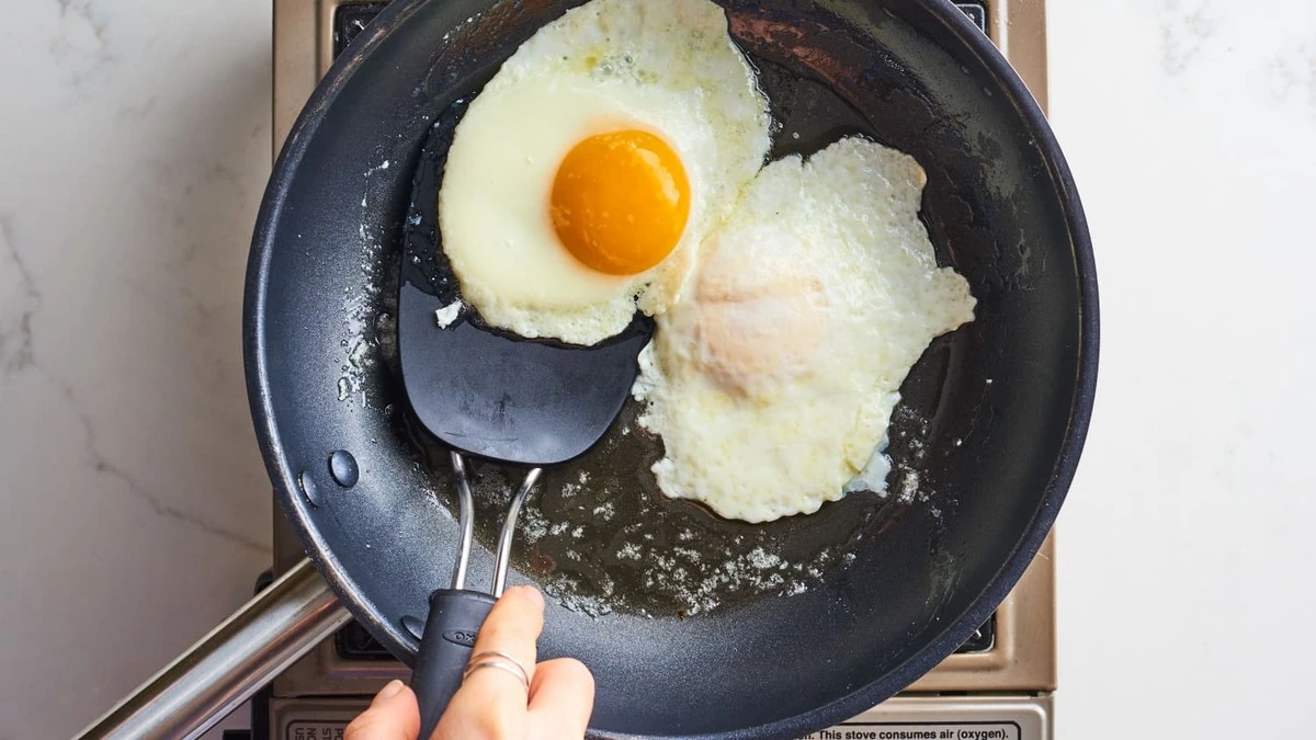 Proč kuchařové vždy přidají ocet do vody na vařená vejce – věda vysvětluje - image 1