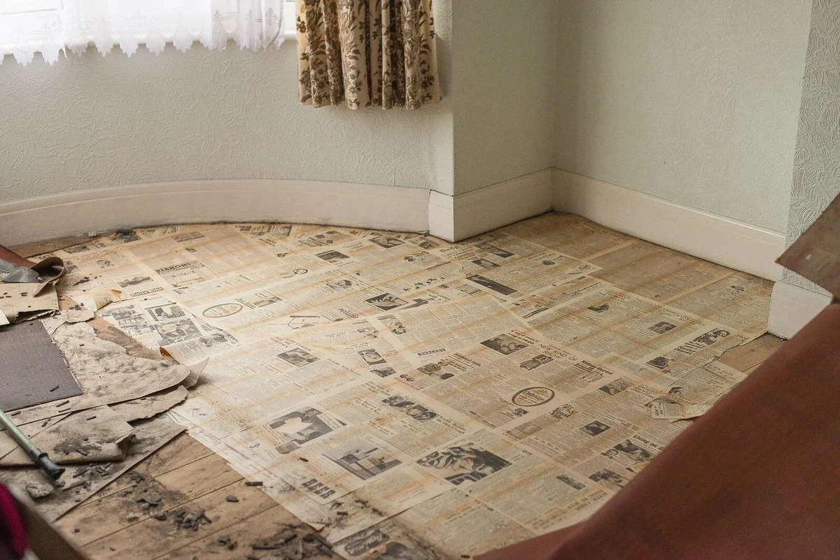 Staré noviny pod kobercemi: proč to dělají elektrici