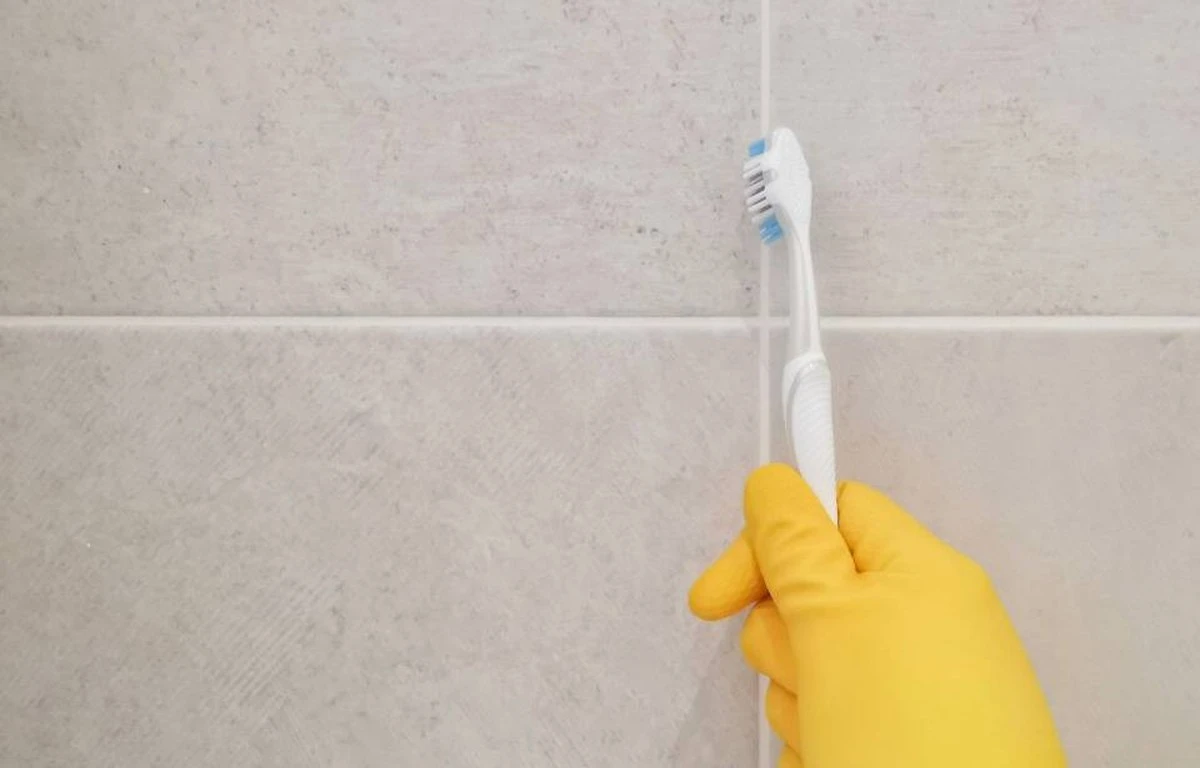 Starý kartáček na zuby místo nového? Ideální nástroj na čištění spár - image 2