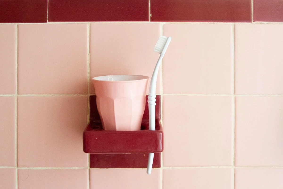 Starý zubní kartáč a ocet: Zázrak na dlaždice a fugy