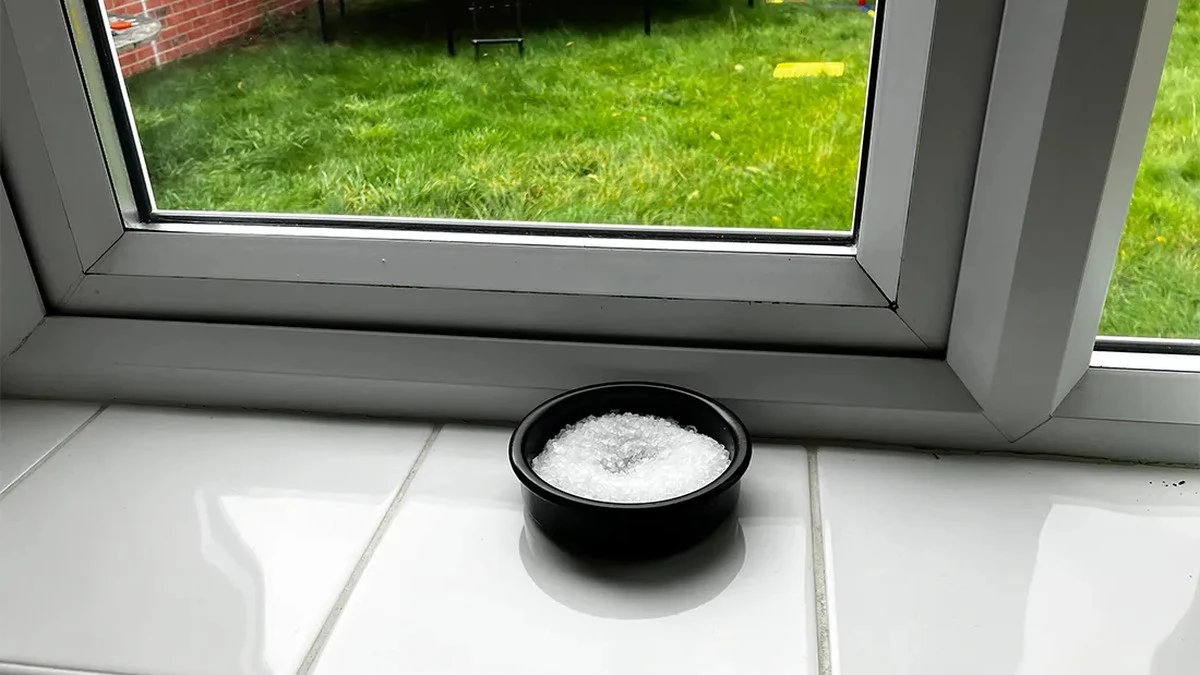 Sůl na okno se zkondenzovanou vlhkostí - jednoduchý trik ze starých domů