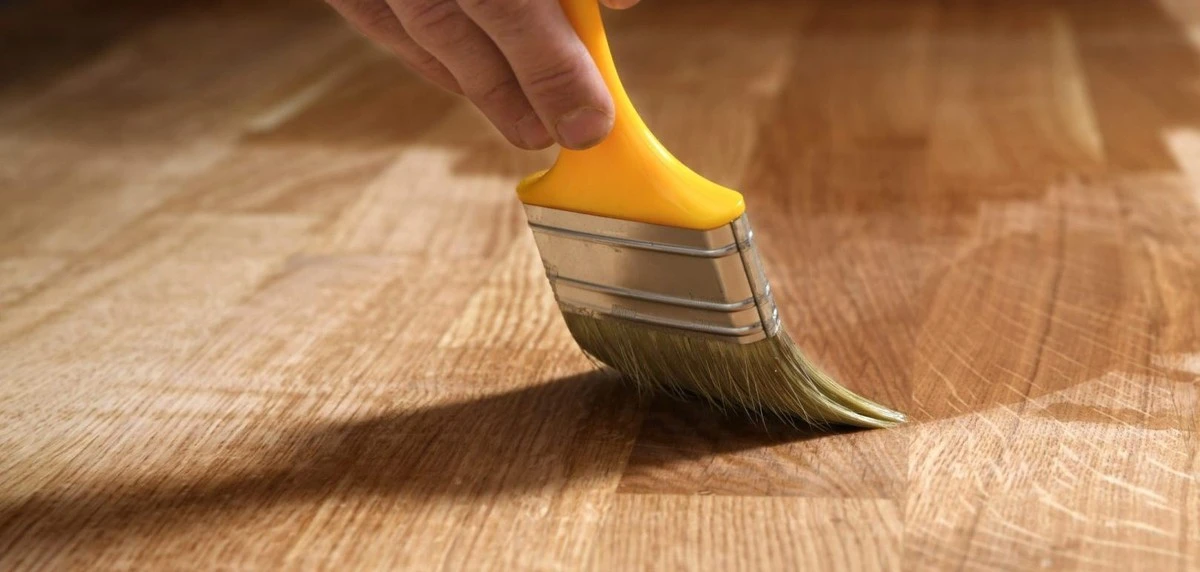 Tesaři vás prosí: nikdy nekombinujte tuto barvu s bezbarvým lakem - image 1