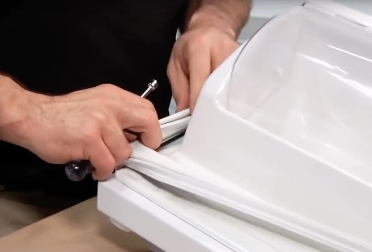 WD-40 na gumové těsnění lednice: trik, který každý údržbář zná